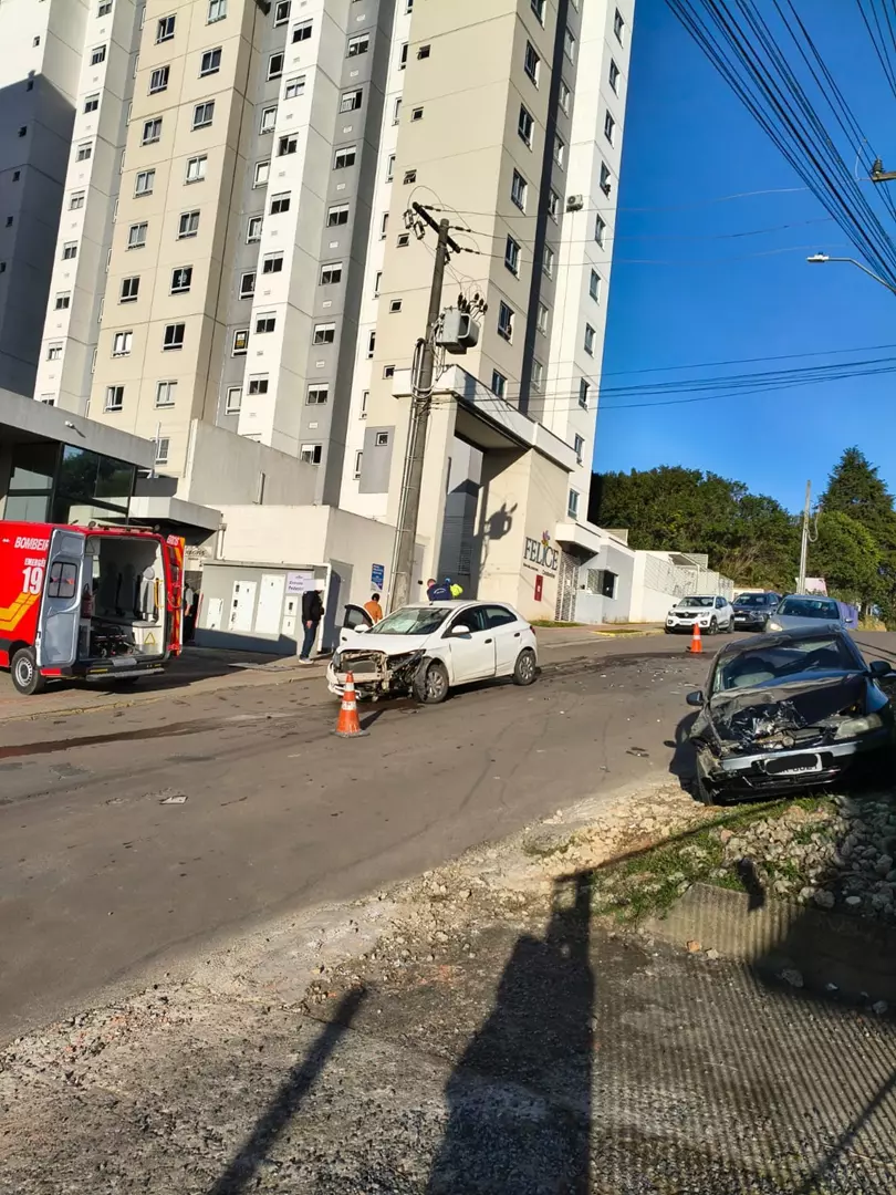 Acidente entre dois veículos mobiliza Bombeiros em Mafra